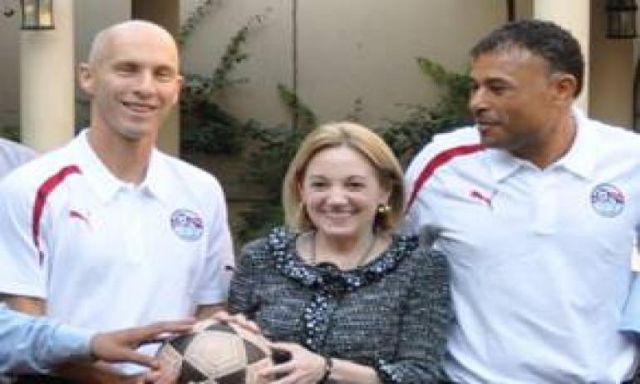 السفيرة الأمريكية باترسون تلتقي بالمدرب الجديد لكرة القدم المصرية