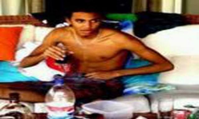 نشطاء " الفيس بوك " يتداولون صورة عارية لحفيد المشير أمامه زجاجة خمر 