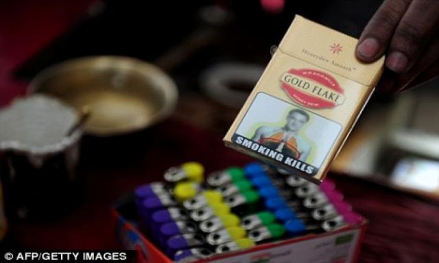 جون تيرى مستاء من وضع صورته على ” علب السجائر ” فى الهند