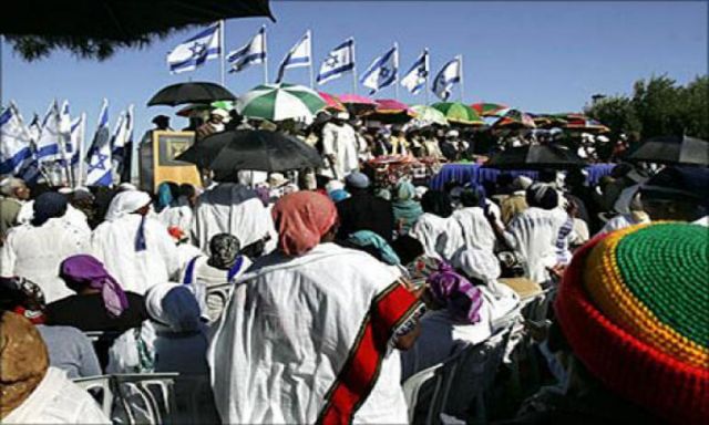 يهود ”الفلاشا” يتظاهرون أمام الكنيست للاحتجاج علي العنصرية والتطرف الفكري ضدهم