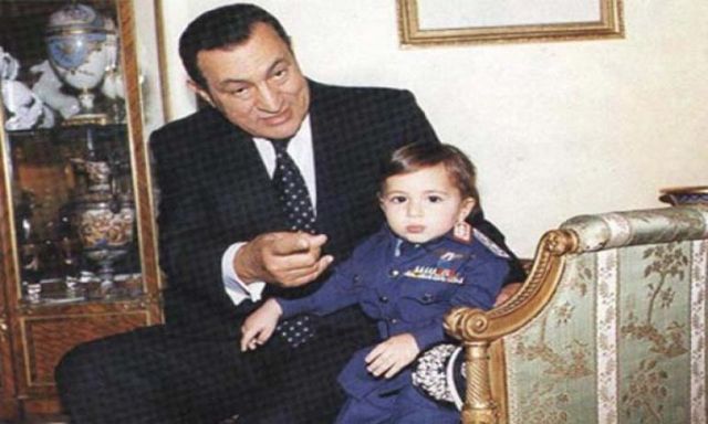 ”علاء مبارك” مكتئب بعد محاولة سرقة مقبرة نجله