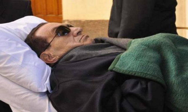 ”مبارك” يتقدم بشكوى إلى نقابة الأطباء لعدم نقله إلى مستشفى سجن طرة