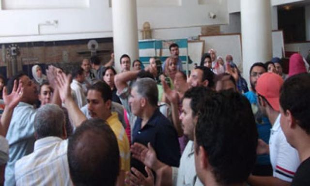 عودة مظاهرات موظفى البنك الأهلى المفصولين للمطالبة بالتعيين