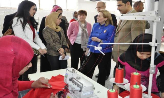 السفيرة الأمريكية تفتتح برنامج التدريب المهني للفتيات بالأسكندرية