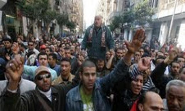 المتظاهرون يهاجمون وزارة الاسكان