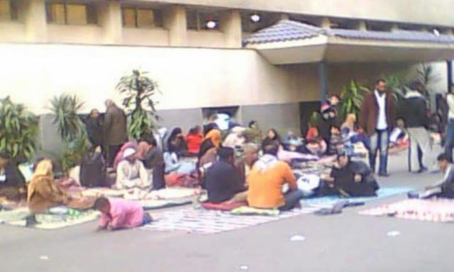 اعتصام عمال مجموعة مكارم للنسيج أمام وزارة القوى العاملة