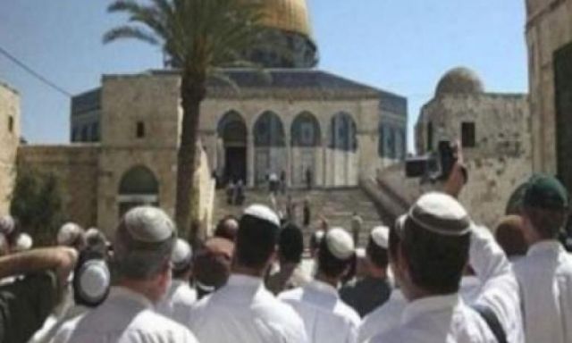 عشرات المستوطنين اليهود يقتحمون باحات المسجد الأقصى وهم يحملون العلم الإسرائيلى
