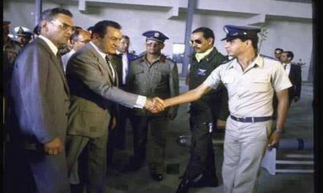 صورة للفريق عبد الفتاح السيسي مع حسني مبارك تثير الجدل