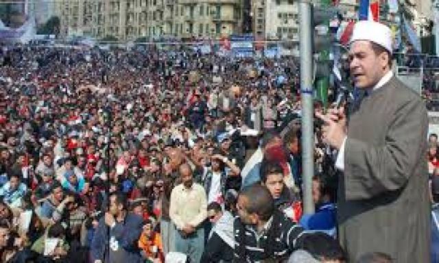 مظهر شاهين يلقى خطبة الجمعة من أعلى منصة التحرير