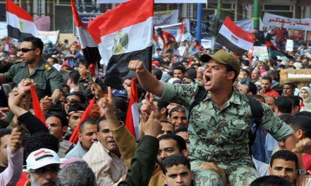 متظاهرو ميدان التحرير يحملون جنود القوات المسلحة مرددين: الجيش والشعب إيد واحدة