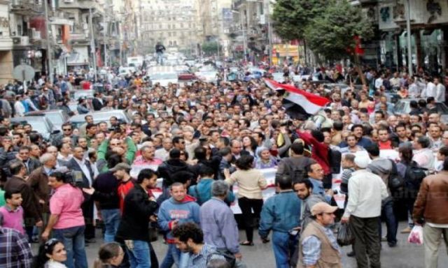 مئات الصحفيين بمختلف الجرائد استعدادا للانطلاق بمسيرة إلى ميدان التحرير للمشاركة بمليونية ”لا للإرهاب”