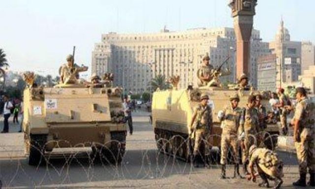 بالصور .. مدرعات الجيش تنتشر بميدان التحرير لتأمينه