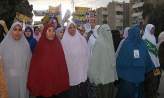 مسيرة نساء الإخوان تتجه إلى وزارة الدفاع للتنديد بسقوط أكثر من 80 قتيلا فى أحداث ”النصر”