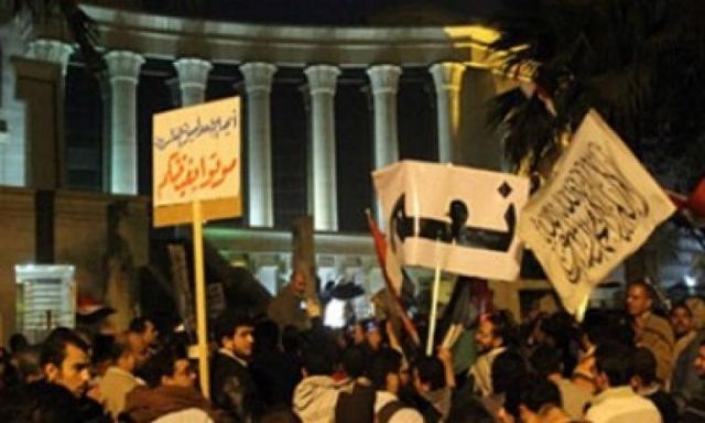 مسيرة من الإخوان تحاصر المحكمة الدستورية العليا منددين بهتافات معادية لقضاة المحكمة
