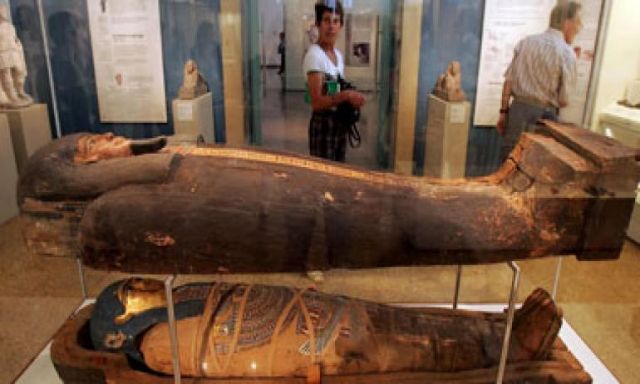 مركز الترميم بالمتحف المصرى الكبير يستقبل مجموعة جديدة من مقتنيات الملك توت عنخ آمون