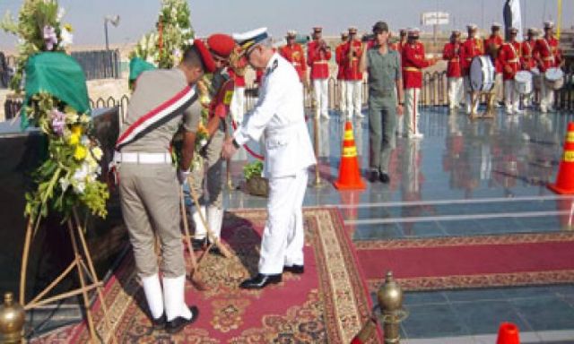 اللواء أسامة عسكر يضع إكليلا من الزهور على النصب التذكارى لشهداء القوات المسلحة بطريق السويس