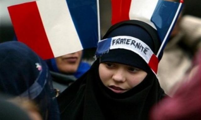 صحيفة لوفيغارو: 78% من الفرنسيين ضد السماح بارتداء الحجاب في الجامعات