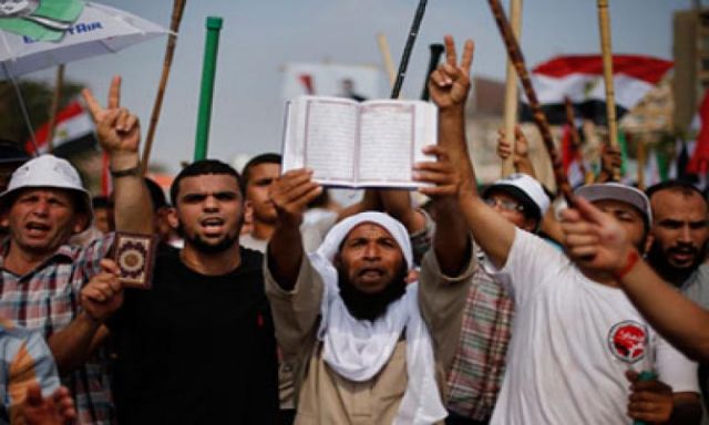 الإخوان يهددون باحتلال ميدان التحرير في حال فض اعتصامهم بالقوة