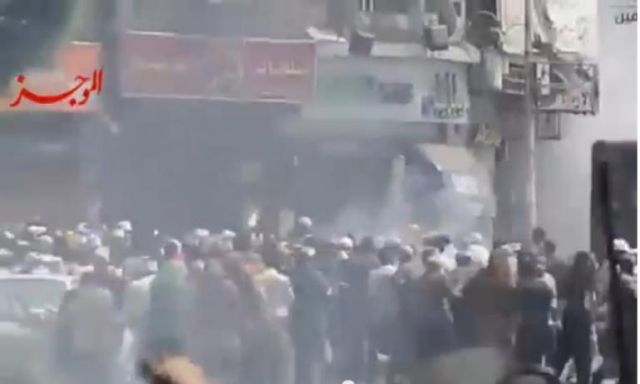 بالفيديو .. لحظة هروب الإخوان من أمام وزارة الأوقاف