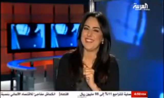 بالفيديو .. مذيعة الأخبار بالعربية لم تتمالك نفسها من الضحك على الهواء