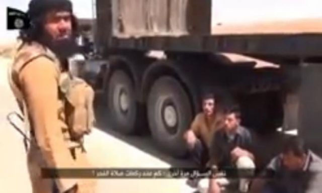 بالفيديو .. ”تنظيم القاعدة” يقتلون المواطنين لأنهم لا يعرفون عدد الركعات