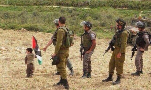شاهد.. خمسة أطفال من جيش الإحتلال.. ورجل فلسطينى
