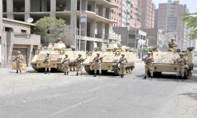 الجيش يغلق الشوارع والمحاور المرورية المؤدية إلى مقر وزارة الدفاع
