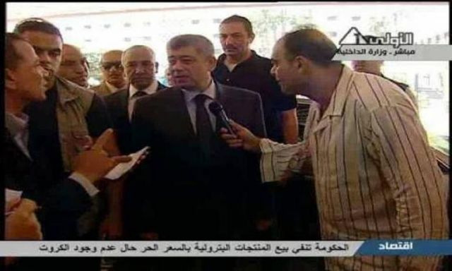 مراسل التليفزيون المصري يحاور وزير الداخلية بالبيجاما الكستور