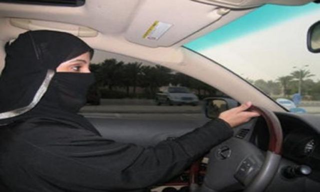 الجارديان: شيخ سعودى يزعم أن قيادة السيارة تضر بمبيضى المرأة