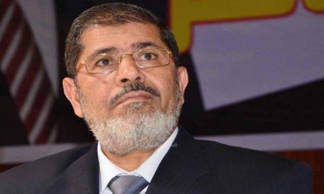 ”مرسي”: لن أذهب إلي قفص المحاكمة ولو علي جثتي