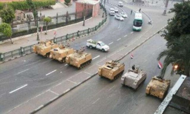 الجيش يغلق مداخل ميدان التحرير أمام حركة السيارات من جميع الاتجاهات