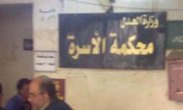 أحد عناصر ”المحظورة” يكتب شعارات مسيئة على سور محكمة الأسرة بمصر الجديدة
