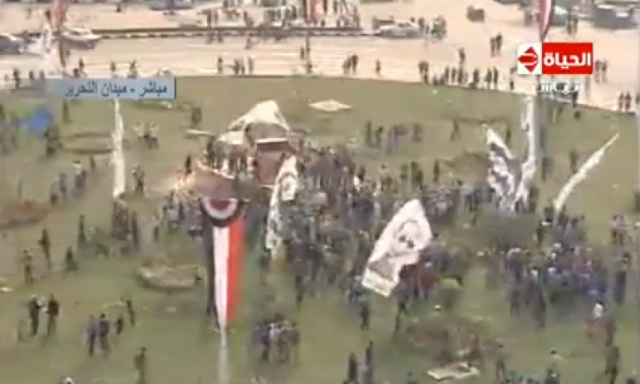 شاهد بالفيديو .. صورة حية لميدان التحرير بعد فض الإشتباكات بالقنابل المسيلة للدموع