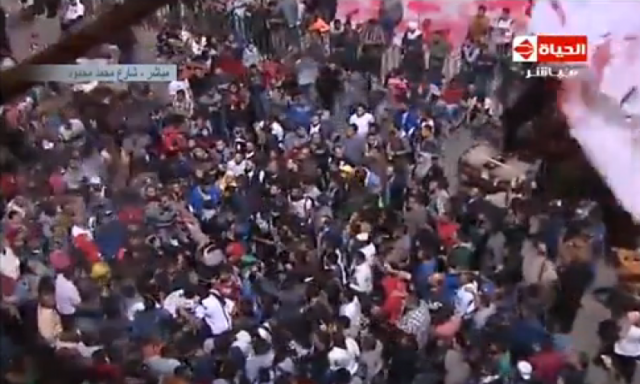 بالفيديو .. علقة سخنة بالاقدام لأحد العناصر الإخوانية وطرده خارج ميدان التحرير