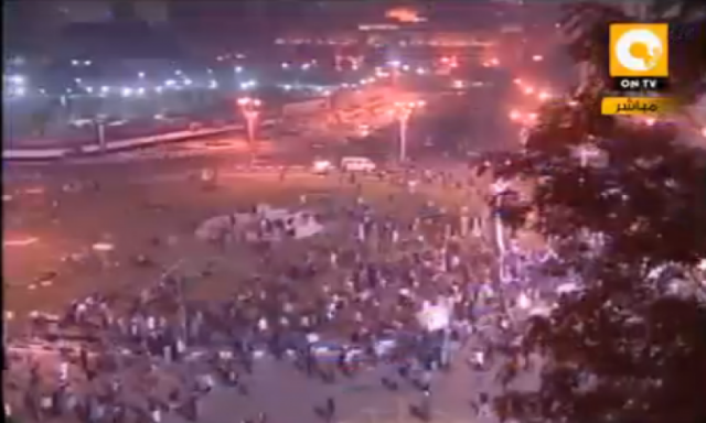 بالفيديو .. اشتباكات بين المتظاهرين وقوات الأمن بميدان التحرير والشوارع المجاورة