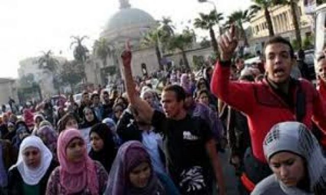 طلاب الاخوان بجامعة القاهرة يرفعون لافتات مسيئة ضد السيسى و شيخ الازهر و الامن يطردهم خارج الجامعة