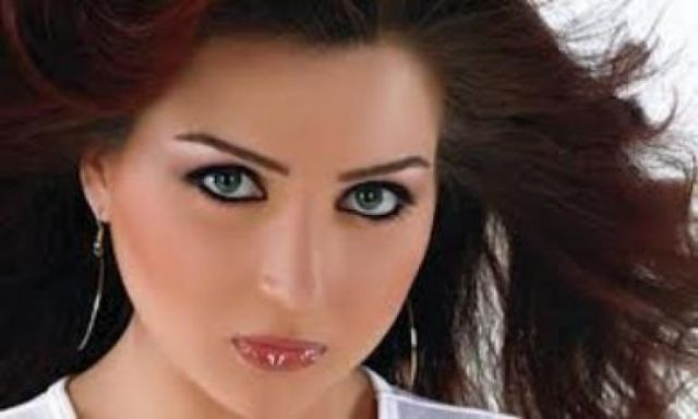 بالصور .. مي عز الدين وشقيقتها تثيران الجدل على ”الفيس بوك”