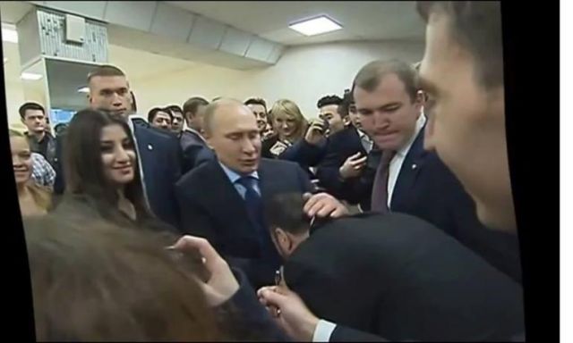 شاهد بالفيديو والصور .. شاب سوري يقبّل يد الرئيس الروسي ”بوتين”