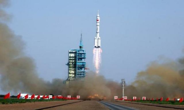 بالصور .. الصين تطلق أول مركبة فضائية لاستكشاف القمر