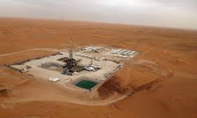 وزارة البترول تضع خطة لتنمية الكشف البترولى الجديد بالصحراء الغربية
