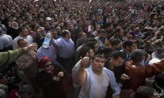 متظاهرى الإخوان يؤدون صلاة العصر بـ”التحرير”