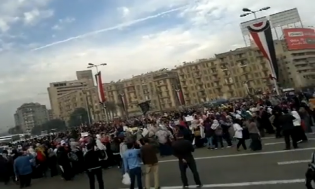 بالفيديو .. شاهد لحظة اقتحام شباب ”المحظورة” ميدان التحرير