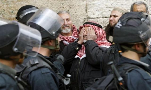 سلطات الاحتلال تحاصر المصلين بالمسجد الأقصى