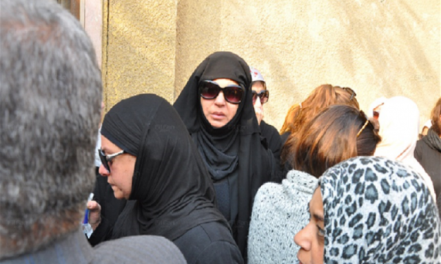 فيفي عبده ترتدي النقاب في جنازة الفنان جمال إسماعيل