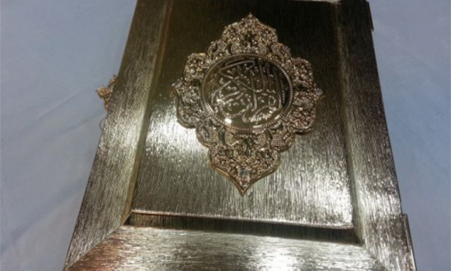مهور 3 مواطنات إماراتيات نسخة من القرآن الكريم