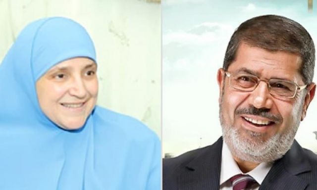 زوجة المعزول : ”مرسي” ثابت على مواقفه رغم التنكيل به ..ولن يتراجع أمام المحاكمات الهزلية