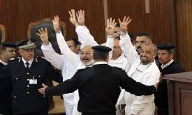 قيادات الإخوان يرفعون إشارة رابعة بعد تأجيل المحاكمة