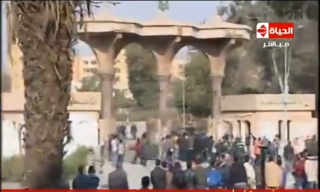 بالفيديو .. طلاب تنظيم الاخوان بجامعة الازهر يحرقون سيارة شرطة و يحتجزون مجند
