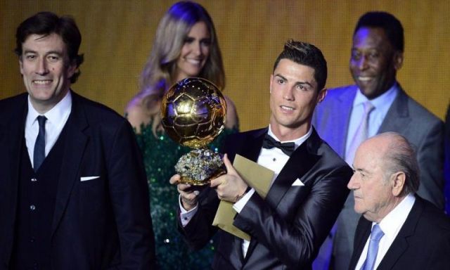 ”كريستيانو رونالدو ” يقتنص جائزة الكرة الذهبية لأفضل لاعب بالعالم لعام 2013
