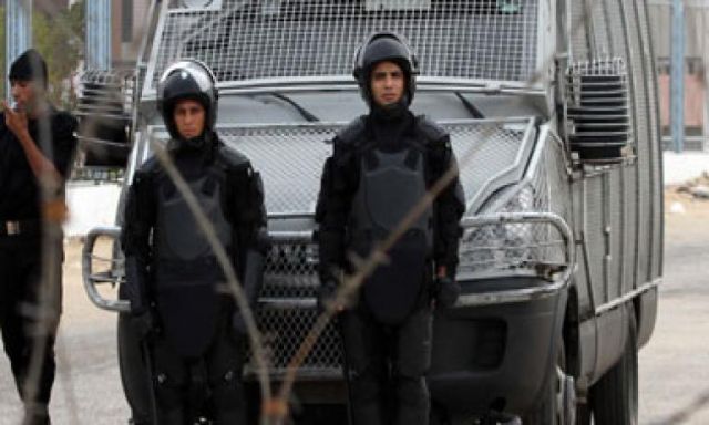 قوات الأمن تفحص كاميرات محكمة الجيزة بعد الانفجار الذى شهدته صباح اليوم
